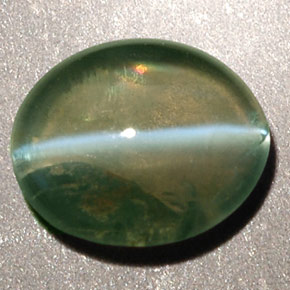 0.92カラットの天然グリーンChrysoberyl Cat's Eye（6.3×5.2 mm・透明）