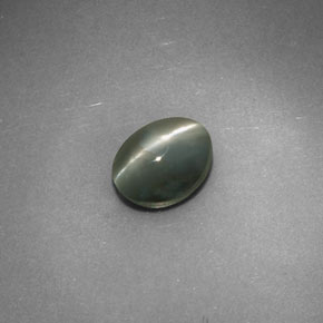 0.98カラットの天然グリーンChrysoberyl Cat's Eye（6×4.7 mm・オーバルカット）
