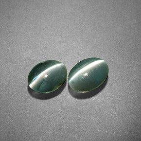 カラットの天然グリーンChrysoberyl Cat's Eye（5.2×4.1 mm・オーバルカット）