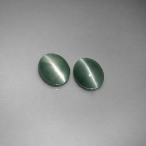 カラットの天然グリーンChrysoberyl Cat's Eye（5.5×4.5 mm・オーバルカット）