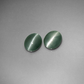 カラットの天然グリーンChrysoberyl Cat's Eye（5.5×4.5 mm・オーバルカット）