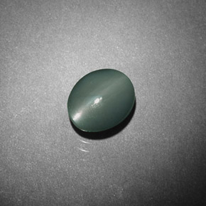 0.98カラットの天然グリーンChrysoberyl Cat's Eye（6.2×5.1 mm・オーバルカット）