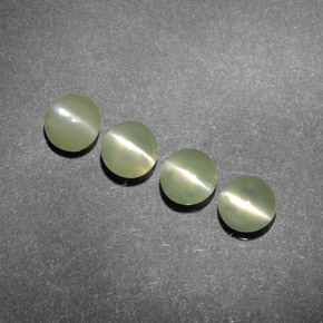カラットの天然グリーンChrysoberyl Cat's Eye（4.13 mm・透明）