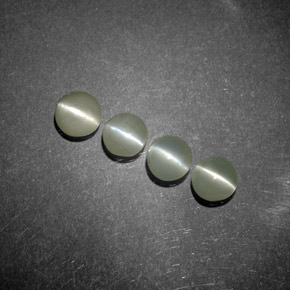 カラットの天然グリーンChrysoberyl Cat's Eye（3.94 mm・透明）