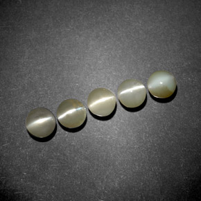 カラットの天然ゴールデングリーンChrysoberyl Cat's Eye（4.04 mm・透明）