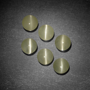 カラットの天然黄色がかった緑クリソベリルキャッツアイ（4.17 mm・透明）