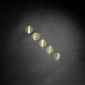 自然派の商品を探す ct 黄みがかったグリーン リソベリルキャッツアイ 宝石, 透明, インド からGemSelectで. 在庫あり、世界各国へ発送!