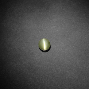 0.66カラットの天然黄色がかった緑Chrysoberyl Cat's Eye（4.12 mm・透明）