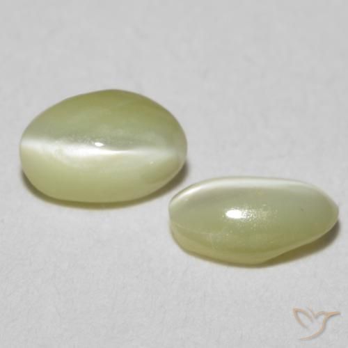 Shop natural 0.55ct ライトイエロー リソベリルキャッツアイ gems, 楕円形, from スリランカ at GemSelect. In stock, global shipping!