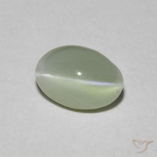 0.90カラットの天然ウォームグリーンChrysoberyl Cat's Eye（5.7×3.9 mm・オーバルカット）