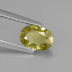 0.82カラットの天然イエローグリーンクリソベリル（7×4.8 mm・オーバルカット）