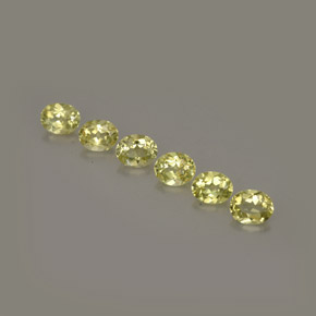 カラットの天然イエローグリーンクリソベリル（4.7×3.7 mm・オーバルカット）