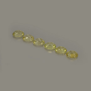 カラットの天然イエローグリーンクリソベリル（4.7×3.7 mm・オーバルカット）