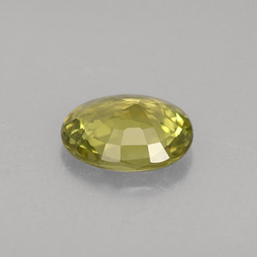 0.66カラットの天然ゴールデングリーンクリソベリル（6.4×5.1 mm・オーバルカット）
