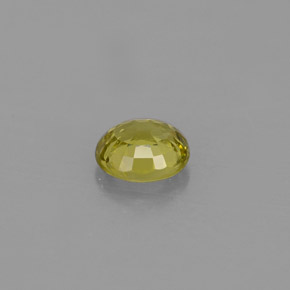 0.70カラットの天然ゴールデングリーンクリソベリル（5.5×5.1 mm・オーバルカット）