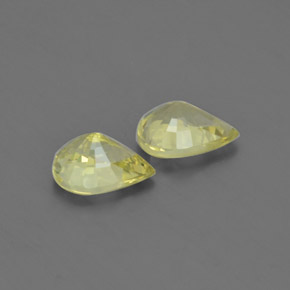 カラットの天然ゴールデングリーンクリソベリル（7.5×5.5 mm・洋梨の形）