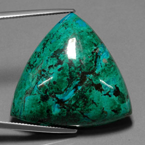 63.50カラットの天然マルチカラークリソコラ（32.1×30.8 mm・トリリアント）