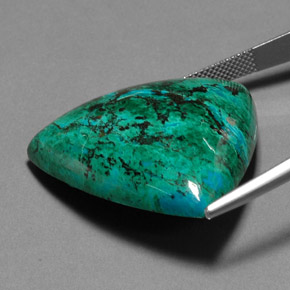 63.50カラットの天然マルチカラークリソコラ（32.1×30.8 mm・トリリアント）