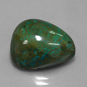 15.79カラットの天然マルチカラークリソコラ（16.7×12.8 mm・洋梨の形）