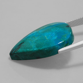 30.57カラットの天然マルチカラークリソコラ（28.1×19.4 mm・洋梨の形）