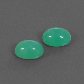 カラットの天然グリーンクリソプレーズ（7.2×5.2 mm・透明）