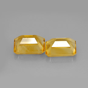 カラットの天然ゴールデンイエローシトリン（8.8×6.8 mm・エメラルドカット）