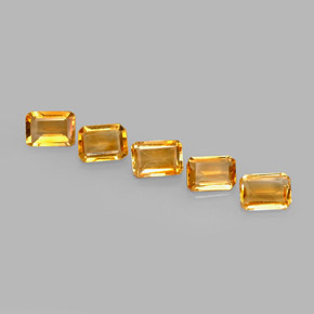 カラットの天然ゴールデンイエローシトリン（7.1×5 mm・エメラルドカット）