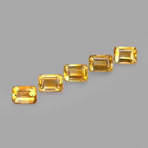 カラットの天然ゴールデンイエローシトリン（7.1×5.1 mm・エメラルドカット）