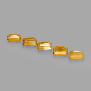 カラットの天然ゴールデンイエローシトリン（7.1×5.1 mm・エメラルドカット）