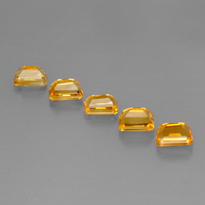 カラットの天然ゴールデンイエローシトリン（7×5 mm・エメラルドカット）