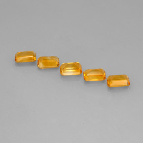 カラットの天然ゴールデンイエローシトリン（7×5 mm・エメラルドカット）