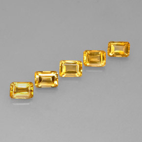 カラットの天然ゴールデンイエローシトリン（6.9×5 mm・エメラルドカット）