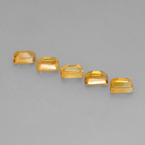 カラットの天然ゴールデンイエローシトリン（6.9×5 mm・エメラルドカット）