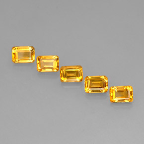 カラットの天然ゴールデンイエローシトリン（6.9×5 mm・エメラルドカット）