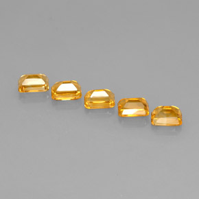 カラットの天然ゴールデンイエローシトリン（6.9×5 mm・エメラルドカット）