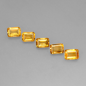 カラットの天然ゴールデンイエローシトリン（6.8×5 mm・エメラルドカット）