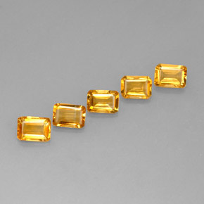 カラットの天然ゴールデンイエローシトリン（6.8×5 mm・エメラルドカット）
