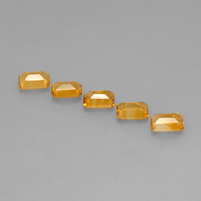 カラットの天然ゴールデンイエローシトリン（6.8×5 mm・エメラルドカット）