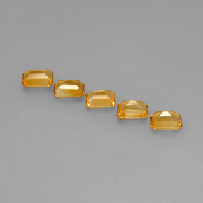カラットの天然ゴールデンイエローシトリン（7×5 mm・エメラルドカット）