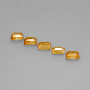 4.64カラットの天然ゴールデンイエローシトリン（7.2×5.3 mm・エメラルドカット）
