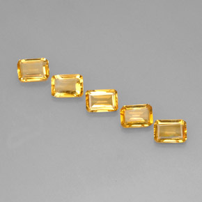 カラットの天然ゴールデンイエローシトリン（7.1×5.1 mm・エメラルドカット）