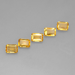 カラットの天然ゴールデンイエローシトリン（7.1×5.1 mm・エメラルドカット）