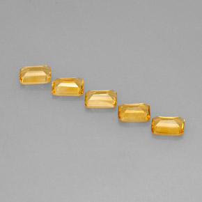 カラットの天然ゴールデンイエローシトリン（7.1×5.1 mm・エメラルドカット）