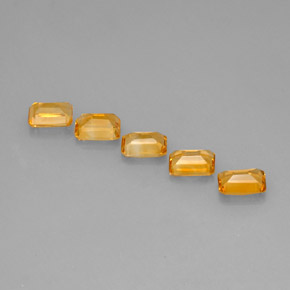 カラットの天然ゴールデンイエローシトリン（7.1×4.9 mm・エメラルドカット）