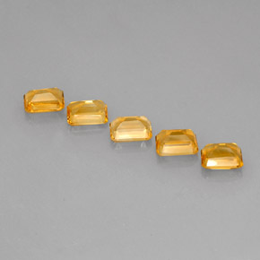 カラットの天然ゴールデンイエローシトリン（7×5 mm・エメラルドカット）