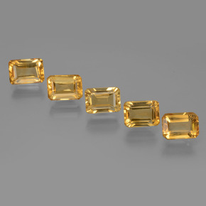 カラットの天然ゴールデンイエローシトリン（7.1×5.1 mm・エメラルドカット）
