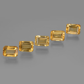 カラットの天然ゴールデンイエローシトリン（7.1×5.1 mm・エメラルドカット）