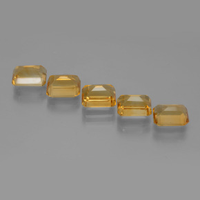 カラットの天然ゴールデンイエローシトリン（7.1×5.1 mm・エメラルドカット）