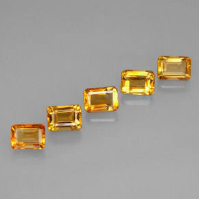 カラットの天然ゴールデンイエローシトリン（7.1×5.1 mm・エメラルドカット）