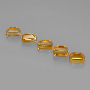 カラットの天然ゴールデンイエローシトリン（7.1×5.1 mm・エメラルドカット）